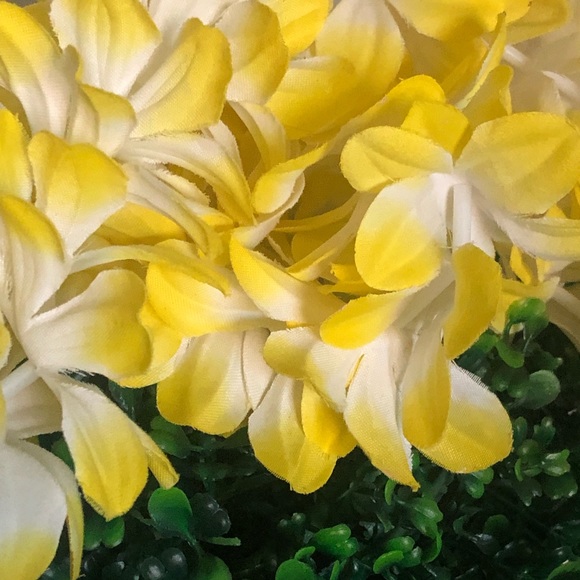 Hawaiian Silk Flowers Lei - Picture 3 of 3